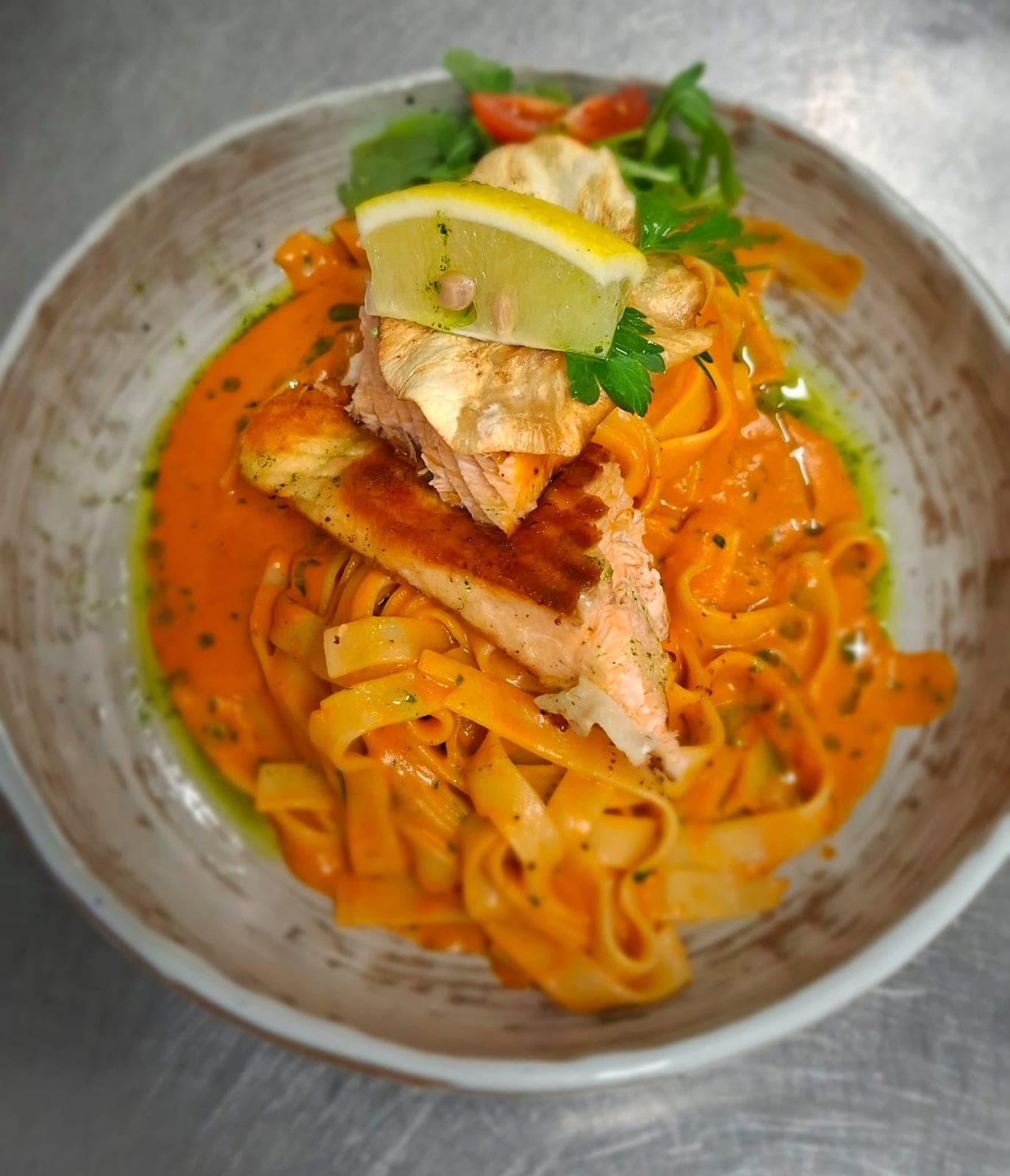 Lachs auf Bandnudeln